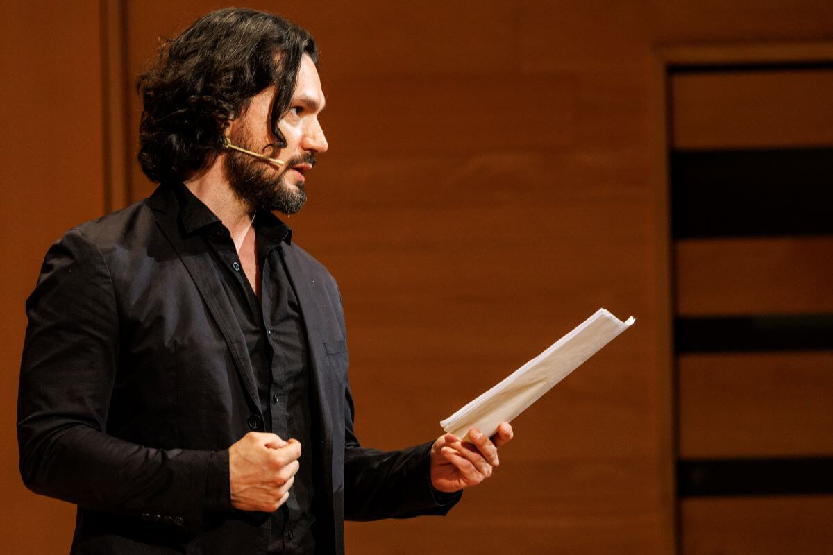 Le récitant Victor Andrés Trelles Turgeon lors du concert de l'OM à la Maison symphonique. (Photo : Denis Germain)