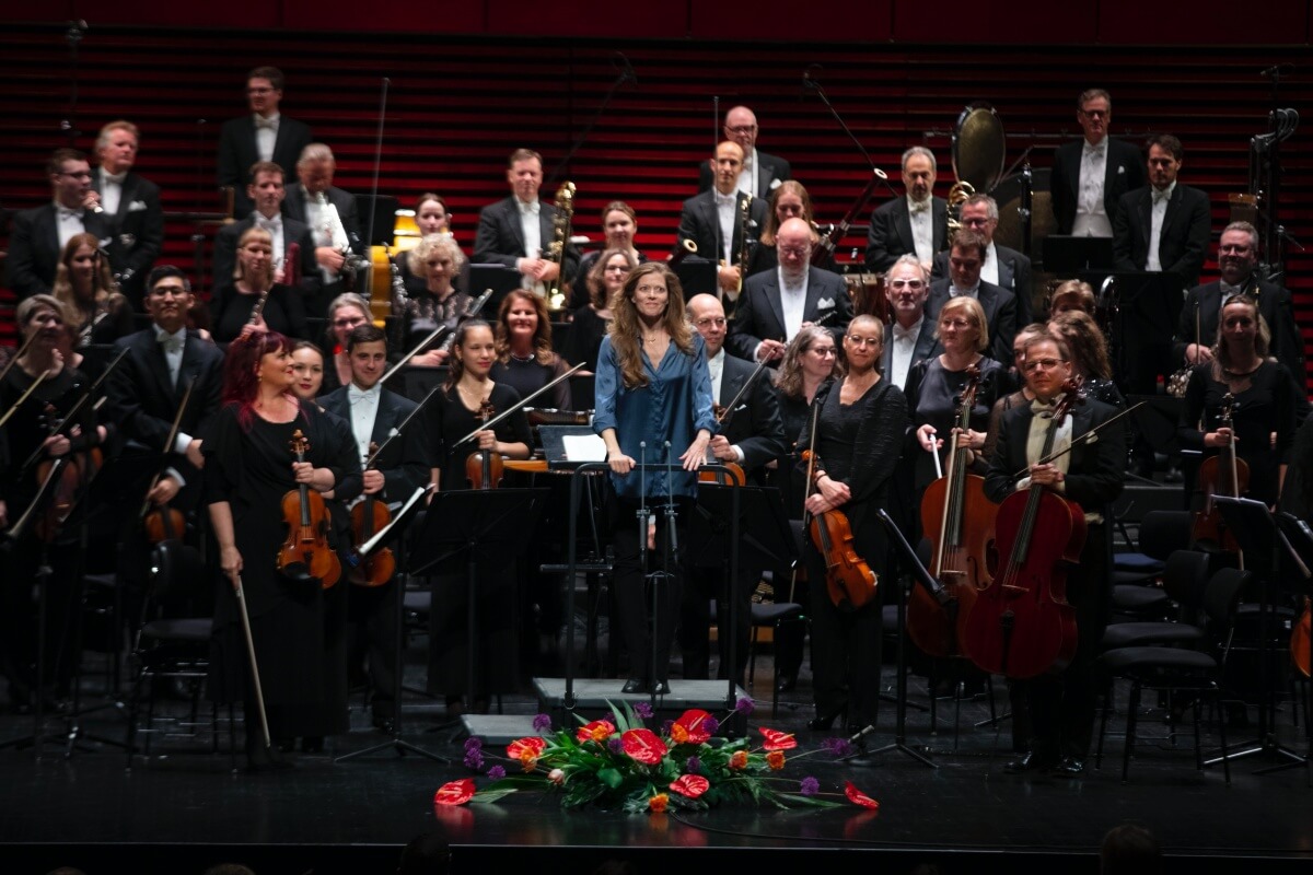 Barbara Hannigan conducts the Iceland Symphony Orchestra (Photo: Leifur Wilberg)